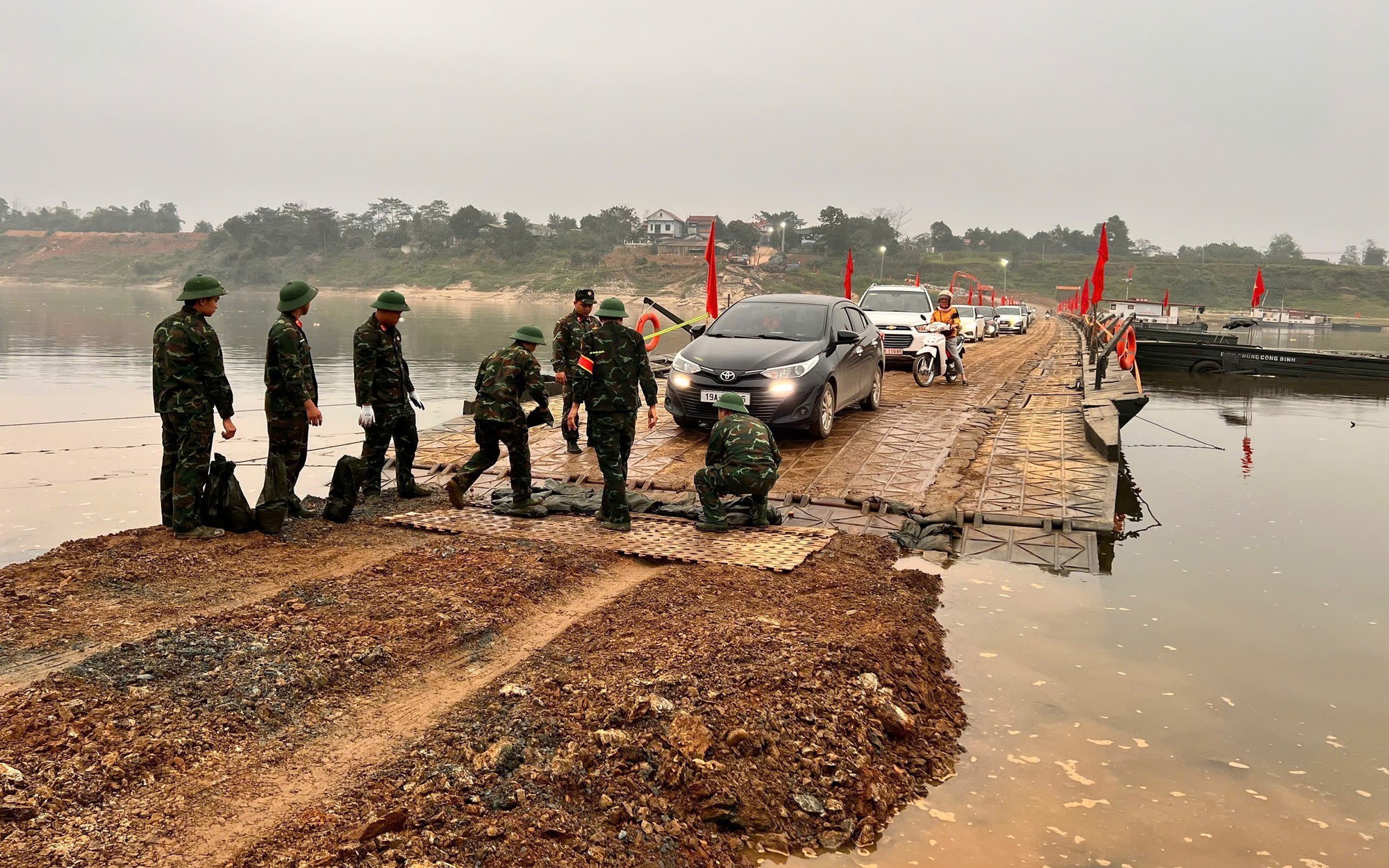 Tạm dừng khai thác cầu phao qua Sông Lô để bảo đảm an toàn giao thông