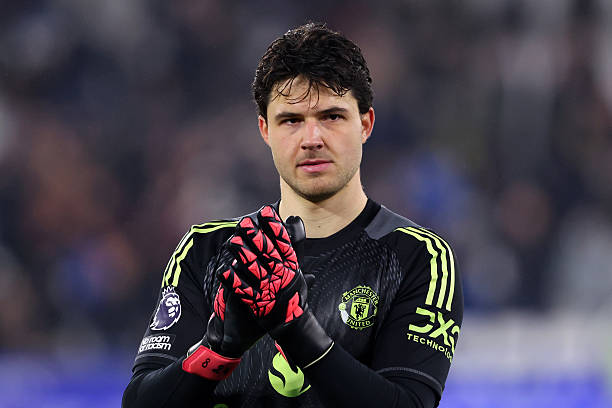 Thay vì dành thời gian rảnh để xem lại các trận đấu hay nghiên cứu chiến thuật, thủ thành 23 tuổi Senne Lammens lựa chọn đọc sách về những huyền thoại thể thao như Tiger Woods hay LeBron James