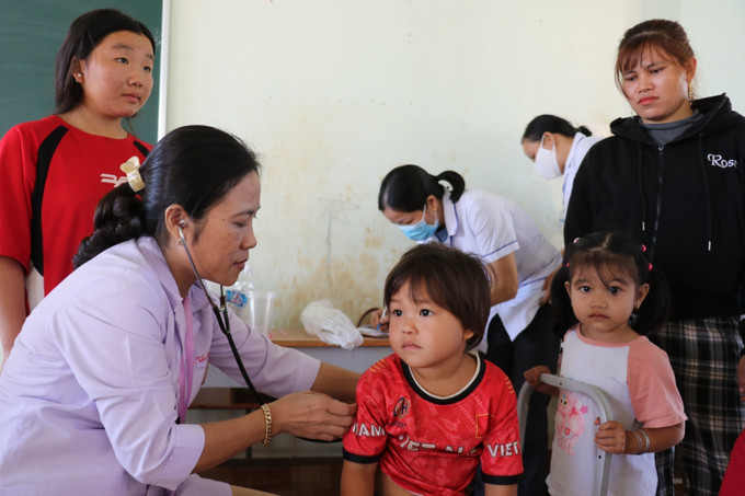 Ngày Thầy thuốc Việt Nam 27/2: Hướng tới tầm nhìn toàn diện trong chăm sóc sức khỏe bà mẹ, trẻ em - Ảnh 1. Ngày Thầy thuốc Việt Nam 27/2: Hướng tới tầm nhìn toàn diện trong chăm sóc sức khỏe bà mẹ, trẻ em - Ảnh 1.