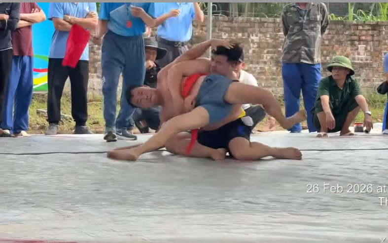 Xôn xao video đô vật gặp tai nạn kinh hoàng ở sới vật hội làng Hà Nội