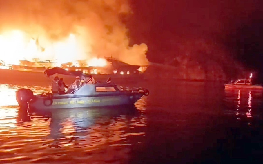 Khống chế đám cháy tàu trên vịnh Hạ Long