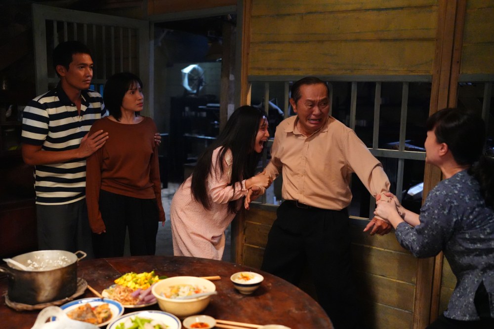 “Quỷ nhập tràng 2” giới thiệu nhân vật và xưởng nhuộm vải ở An Giang - Ảnh 8. “Quỷ nhập tràng 2” giới thiệu nhân vật và xưởng nhuộm vải ở An Giang - Ảnh 8.