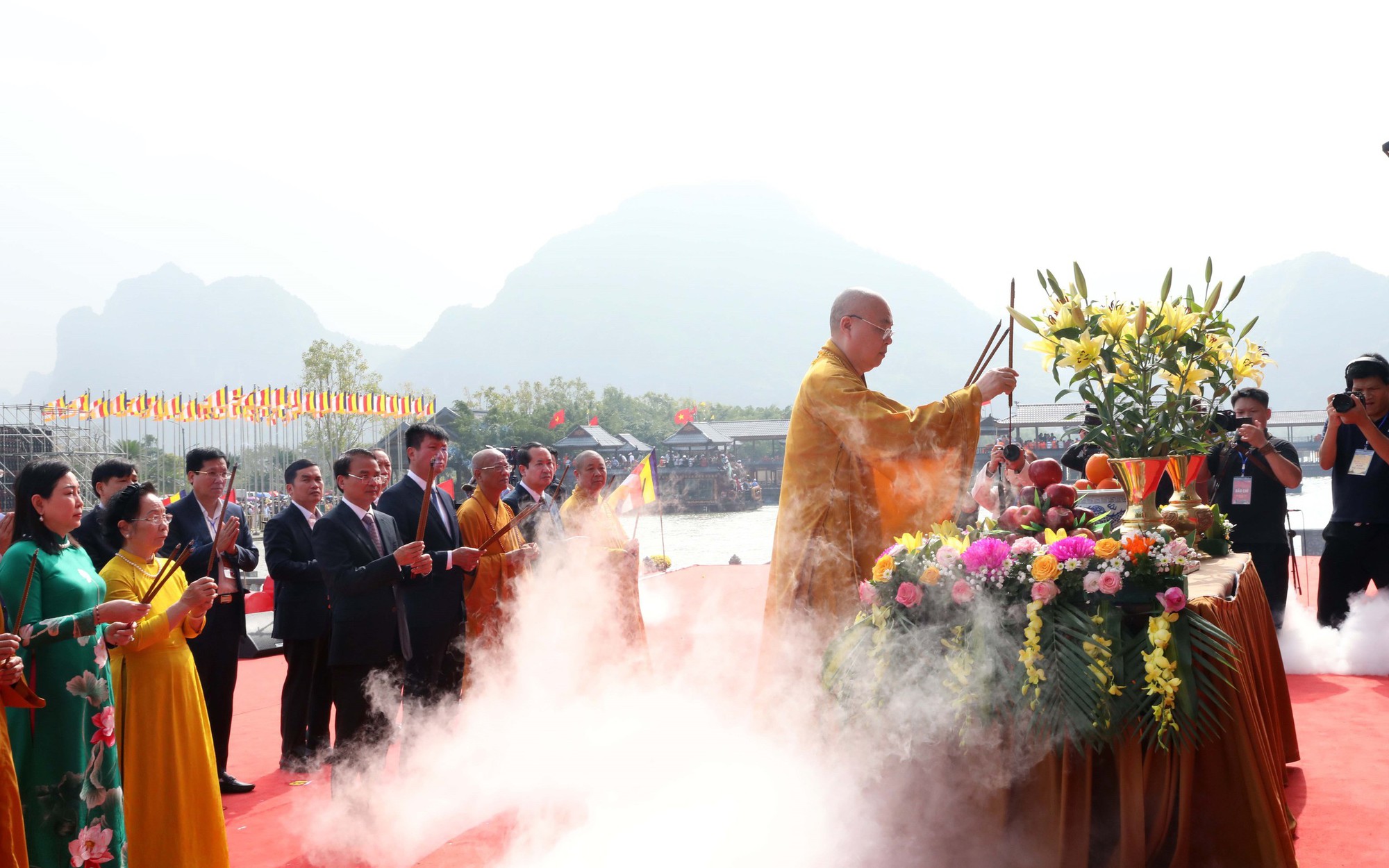 Hàng ngàn du khách dự lễ Khai hội Xuân Tam Chúc Bính Ngọ 2026