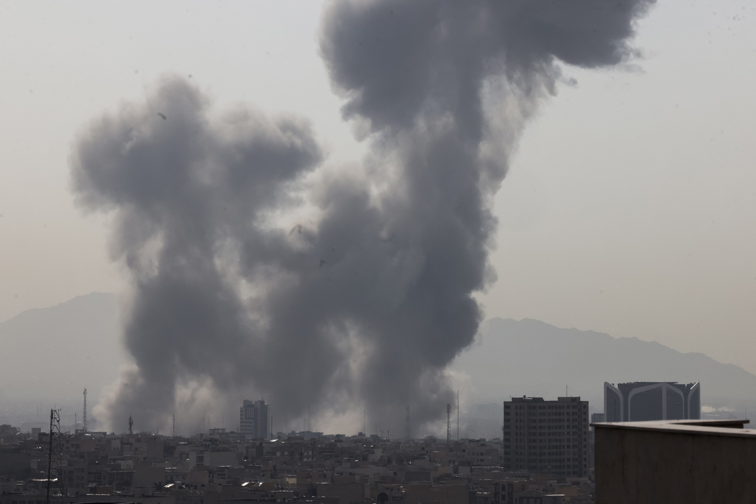 Mỹ và Israel tấn công Iran