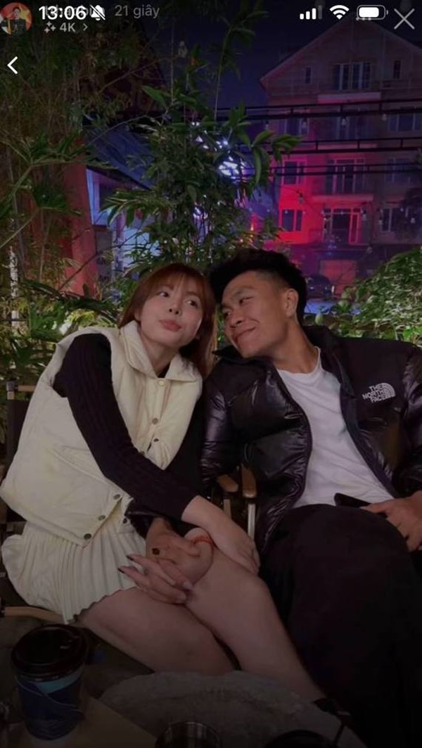 Phí Thanh Thảo nép sát bên Phạm Lý Đức, cả hai nắm tay nhau đầy tình tứ, tạo cảm giác gần gũi