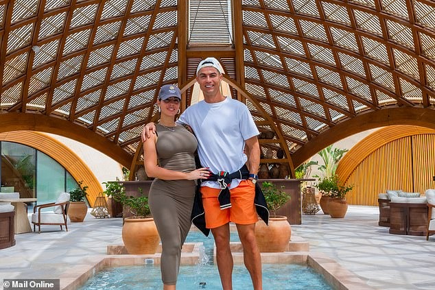 Kiếm tiền trong một tuần nhiều hơn thu nhập cả đời của người khác, tại sao Ronaldo vẫn đình công ở Al Nassr? - Ảnh 3. Kiếm tiền trong một tuần nhiều hơn thu nhập cả đời của người khác, tại sao Ronaldo vẫn đình công ở Al Nassr? - Ảnh 3.