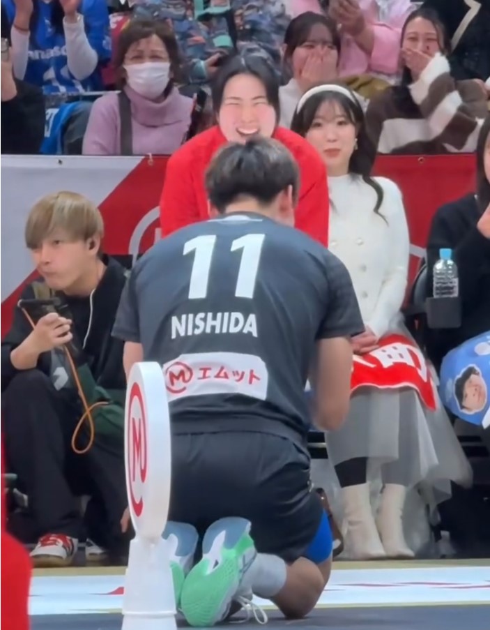 Sao bóng chuyền Nhật Bản lên tiếng về màn trượt người rồi quỳ xuống xin lỗi trọng tài đang gây sốt với hàng triệu lượt xem - Ảnh 2. Sao bóng chuyền Nhật Bản lên tiếng về màn trượt người rồi quỳ xuống xin lỗi trọng tài đang gây sốt với hàng triệu lượt xem - Ảnh 2.