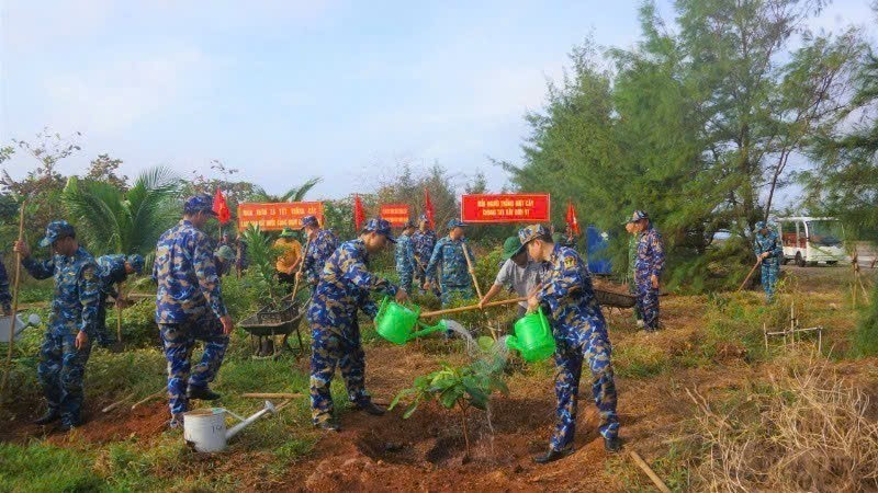Chương trình "Xanh hóa Trường Sa" - Ảnh 4. Chương trình "Xanh hóa Trường Sa" - Ảnh 4.