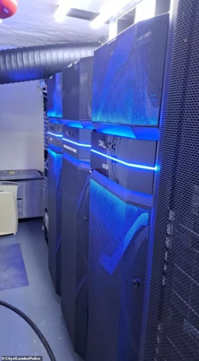 Cảnh sát Anh triệt phá mạng lưới phát lậu Ngoại hạng Anh khổng lồ - Ảnh 2.