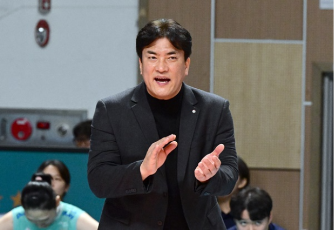 Ông Cha Sang Hyun có bề dày kinh nghiệm huấn luyện ở cấp độ CLB lẫn đội tuyển quốc gia, từng là thành viên ban huấn luyện đội tuyển bóng chuyền nam của Hàn Quốc