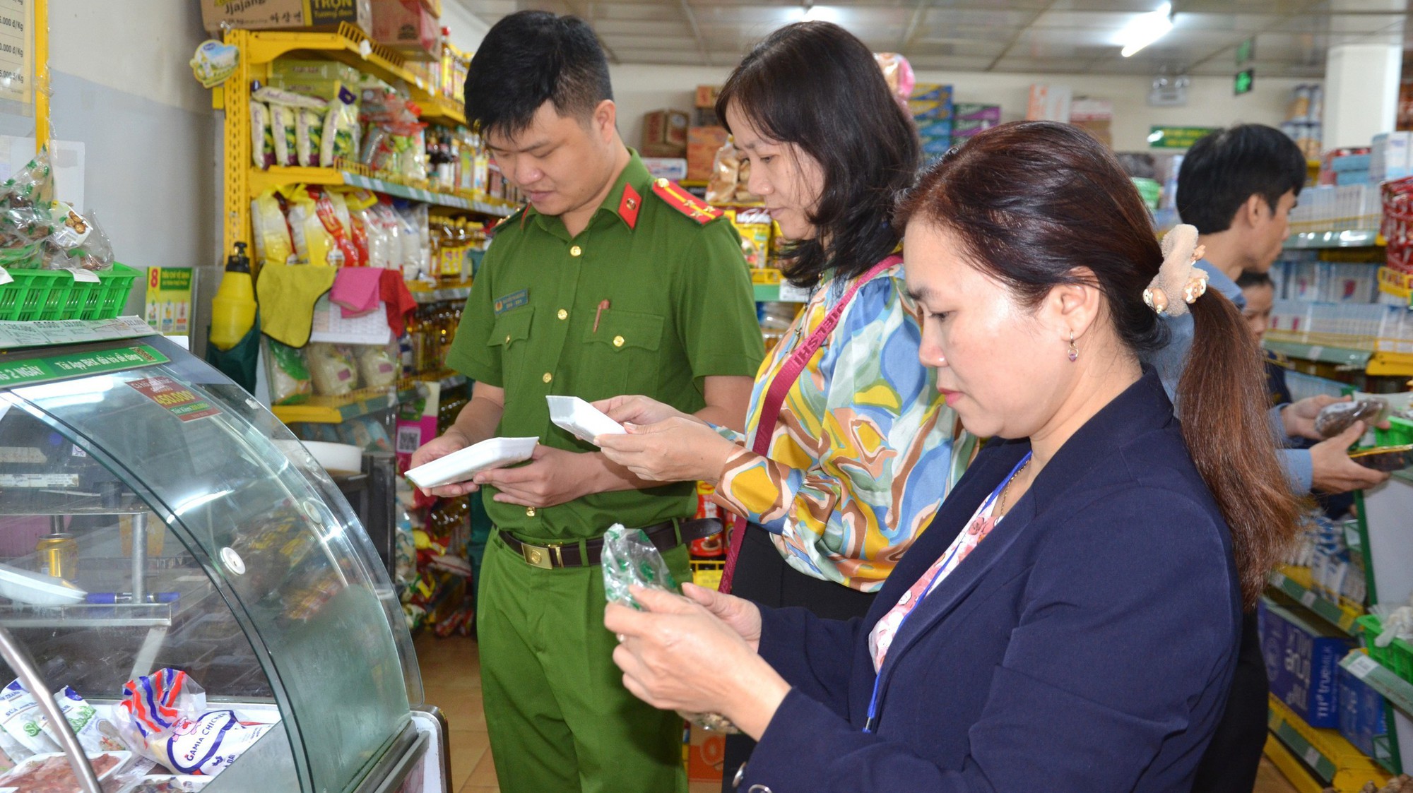 Họp báo Chính phủ thường kỳ: Mùa lễ tết tiềm ẩn thực phẩm bẩn và quảng cáo sai sự thật