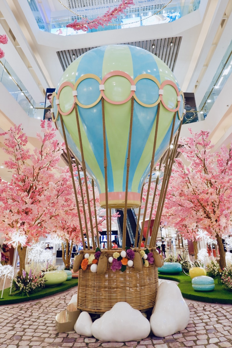 Giới trẻ rủ nhau "lên mây" đón tết tại Crescent Mall với rừng đào và khinh khí cầu mộng mơ - Ảnh 2.