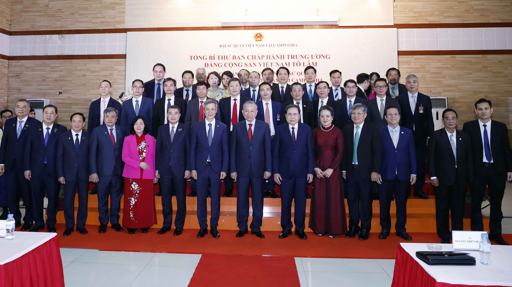 Tổng Bí thư Tô Lâm gặp gỡ cán bộ Đại sứ quán và cộng đồng người Việt Nam tại Campuchia