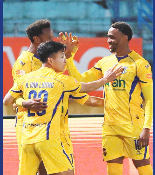 SLNA đè bẹp Thể Công Viettel 4-1 dù đá với 10 người trên sân Hàng Đẫy