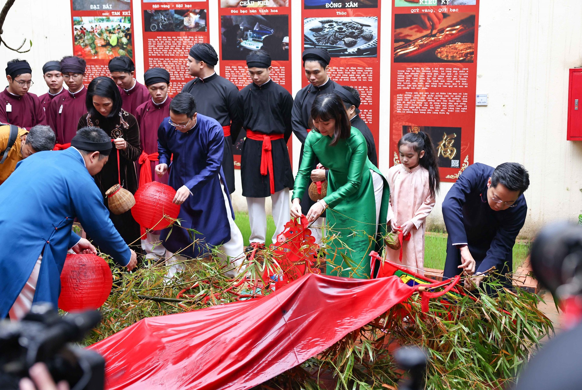 Độc đáo Lễ dựng cây nêu giữa lòng phố cổ Hà Nội - Ảnh 10.