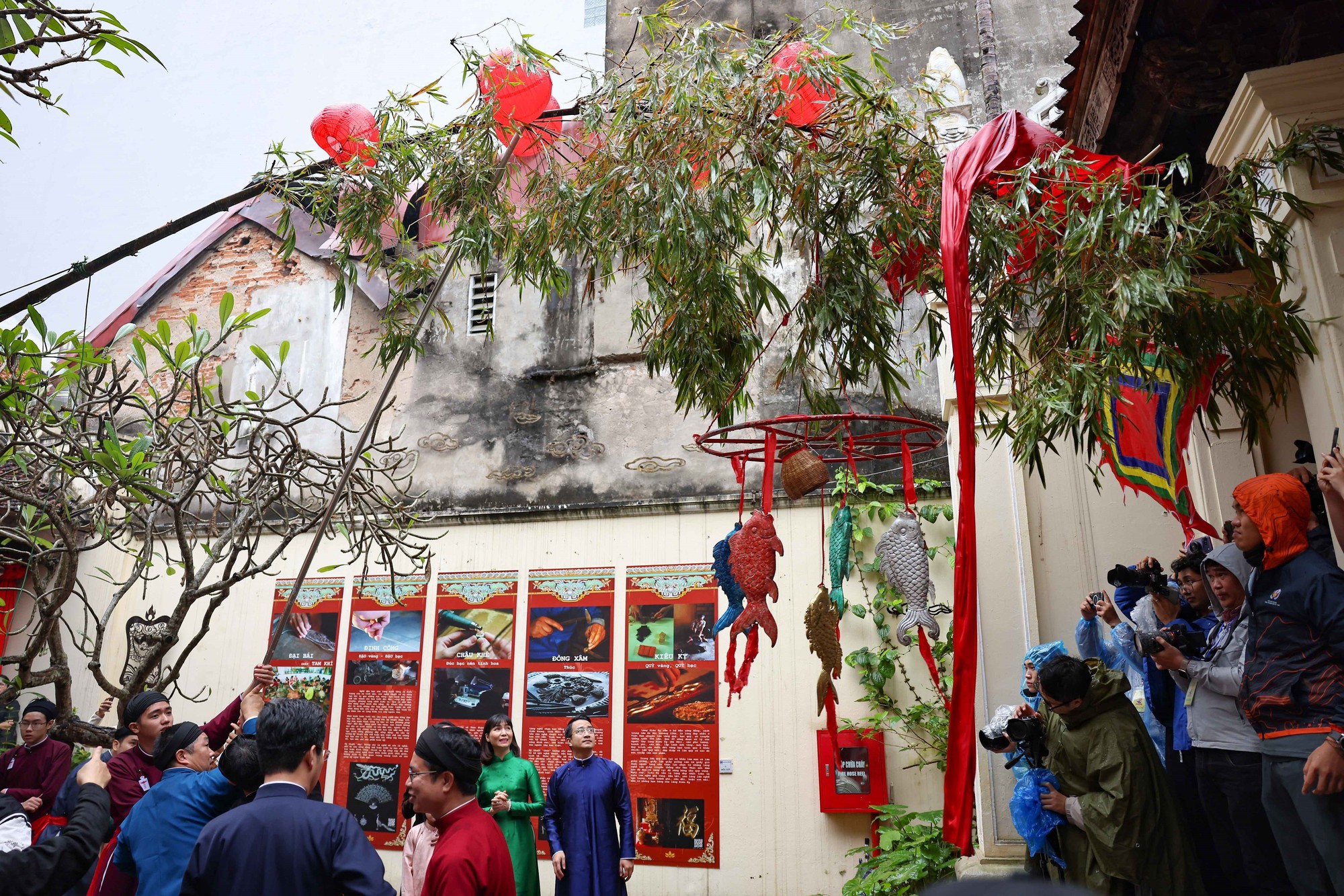 Độc đáo Lễ dựng cây nêu giữa lòng phố cổ Hà Nội - Ảnh 8.