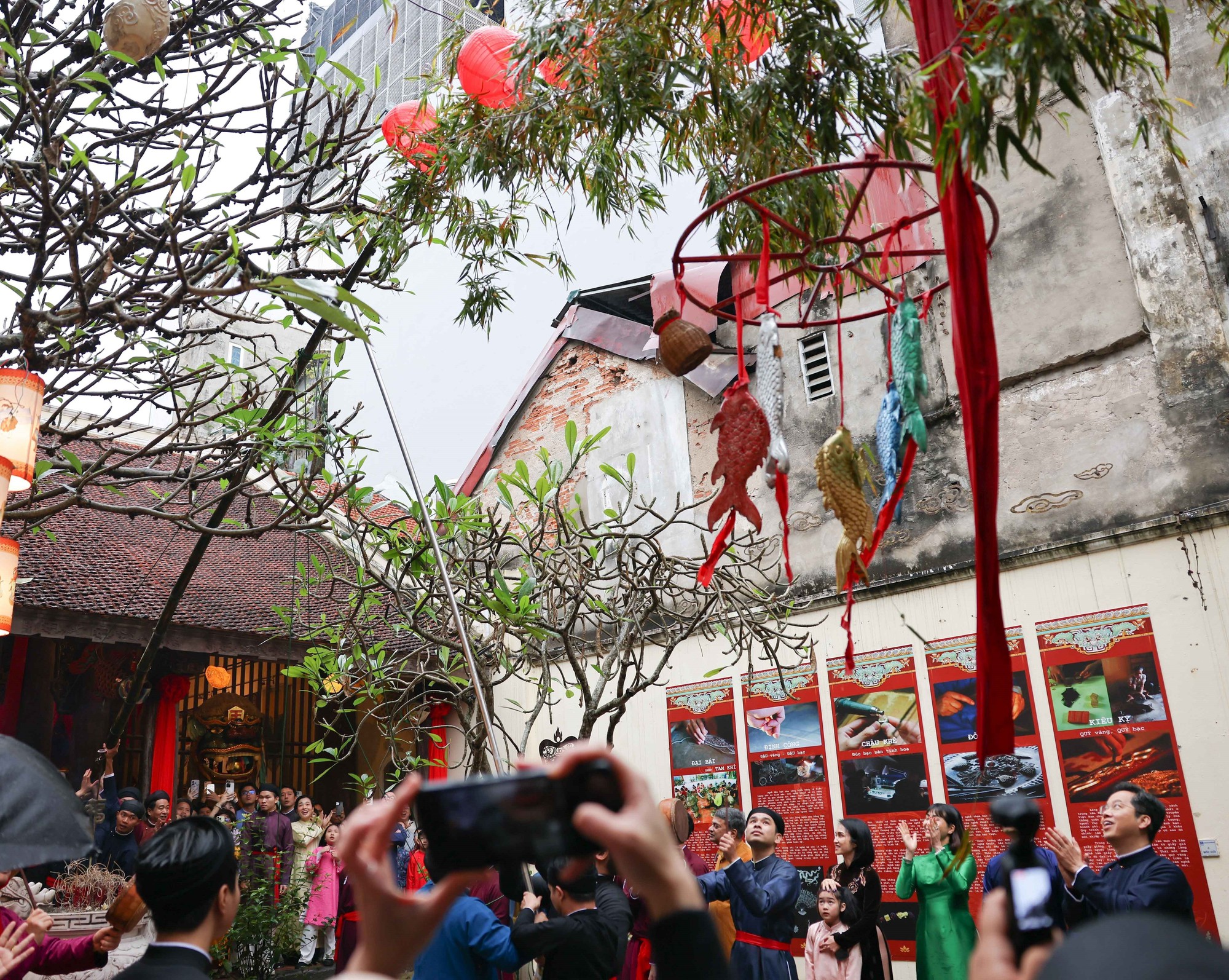 Độc đáo Lễ dựng cây nêu giữa lòng phố cổ Hà Nội - Ảnh 7.