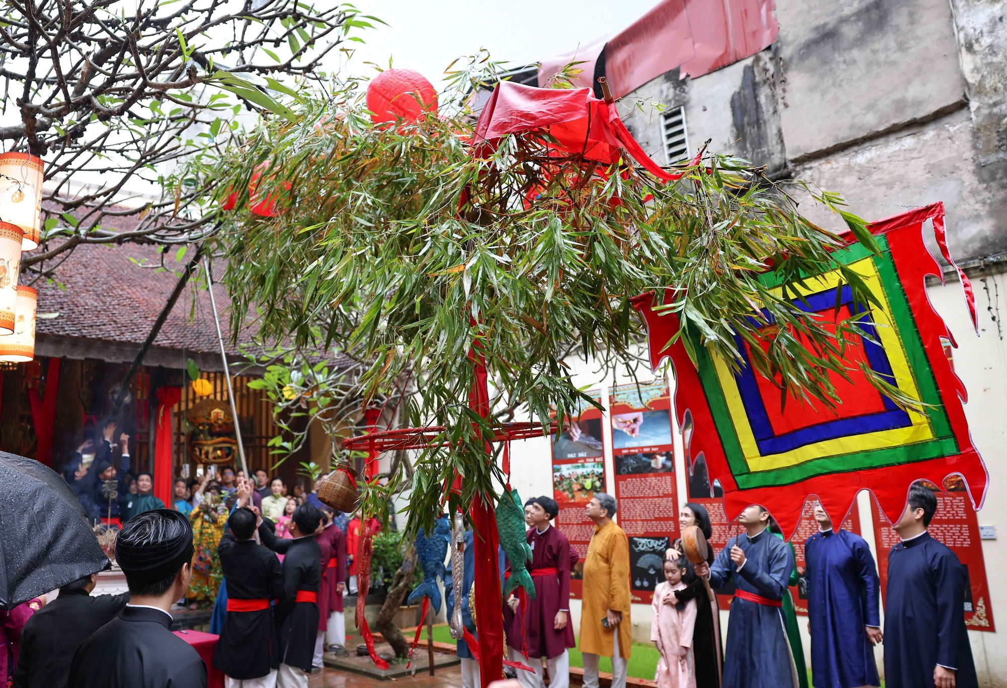 Độc đáo Lễ dựng cây nêu giữa lòng phố cổ Hà Nội - Ảnh 6.