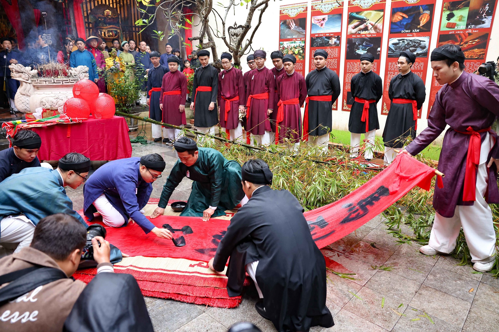 Độc đáo Lễ dựng cây nêu giữa lòng phố cổ Hà Nội - Ảnh 5.