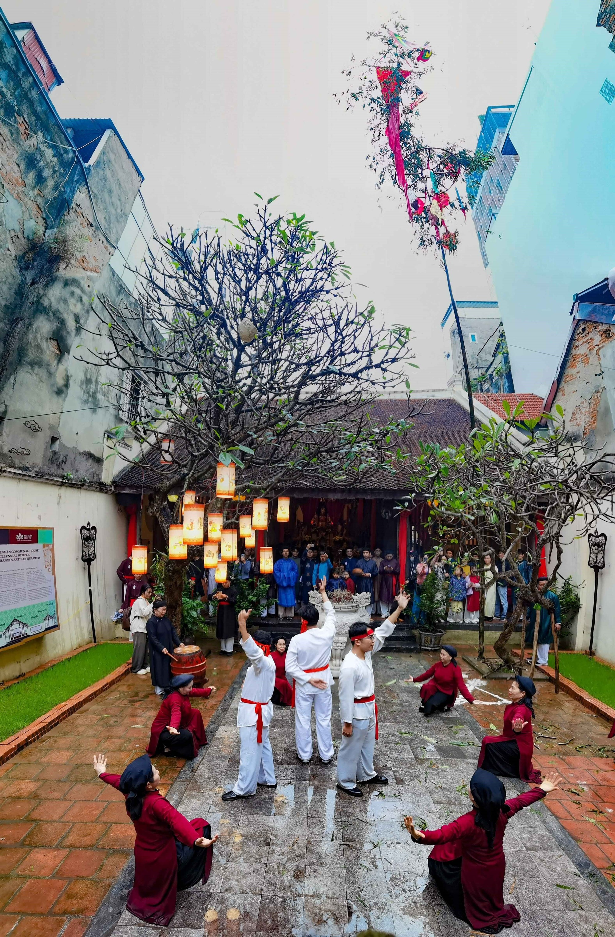 Độc đáo Lễ dựng cây nêu giữa lòng phố cổ Hà Nội - Ảnh 3.