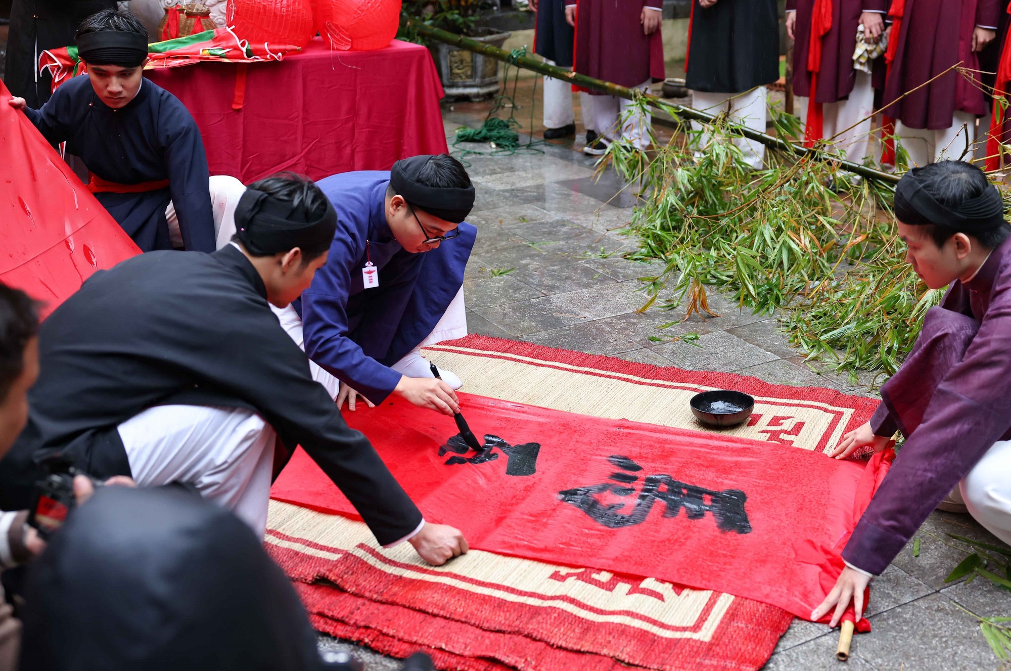 Độc đáo Lễ dựng cây nêu giữa lòng phố cổ Hà Nội - Ảnh 2.