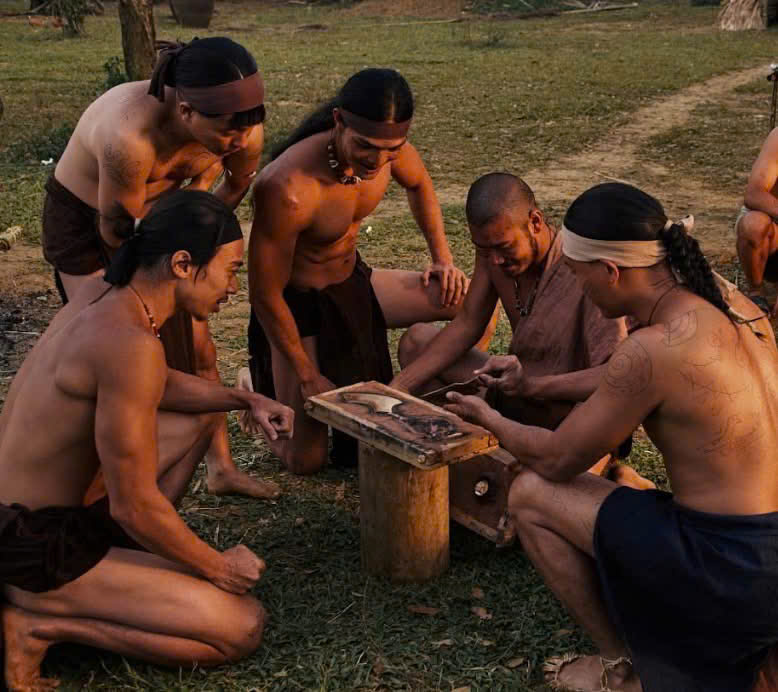 Trang phục trong phim “Huyền tình Dạ Trạch”: Khi văn hóa Đông Sơn bước lên màn bạc - Ảnh 2.