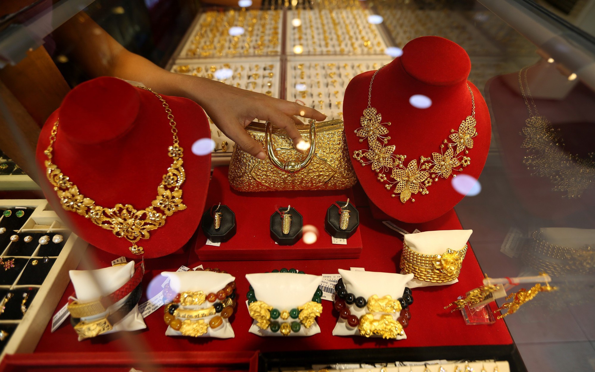 Giá vàng lại vượt mốc 5.000 USD/ounce, giá bạc tăng hơn 4%