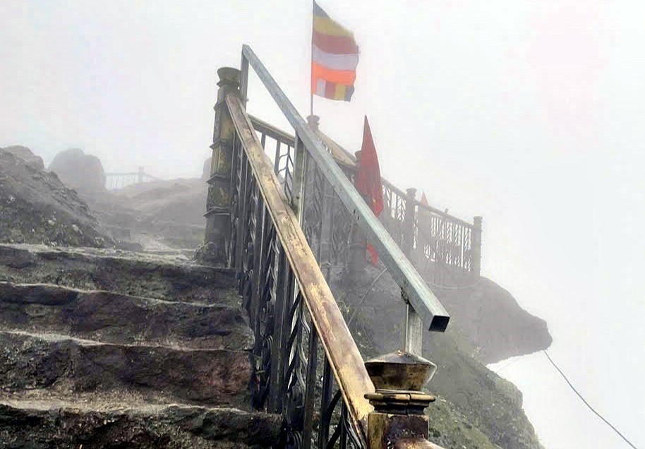 Quảng Ninh: Kịp thời gia cố lan can các khu vực nguy hiểm trên chùa Đồng - Yên Tử - Ảnh 2.