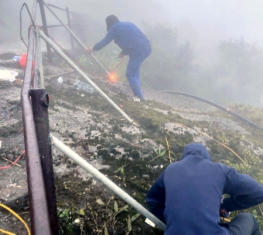 Quảng Ninh: Kịp thời gia cố lan can các khu vực nguy hiểm trên chùa Đồng - Yên Tử - Ảnh 1.
