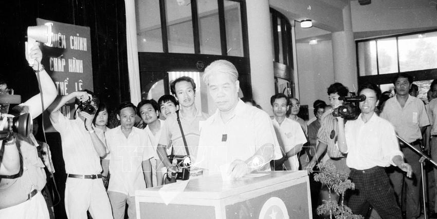 Bầu cử Quốc hội và HĐND: Cuộc bầu cử Quốc hội khóa IX và Dấu ấn nhiệm kỳ (1992-1997) - Ảnh 2.