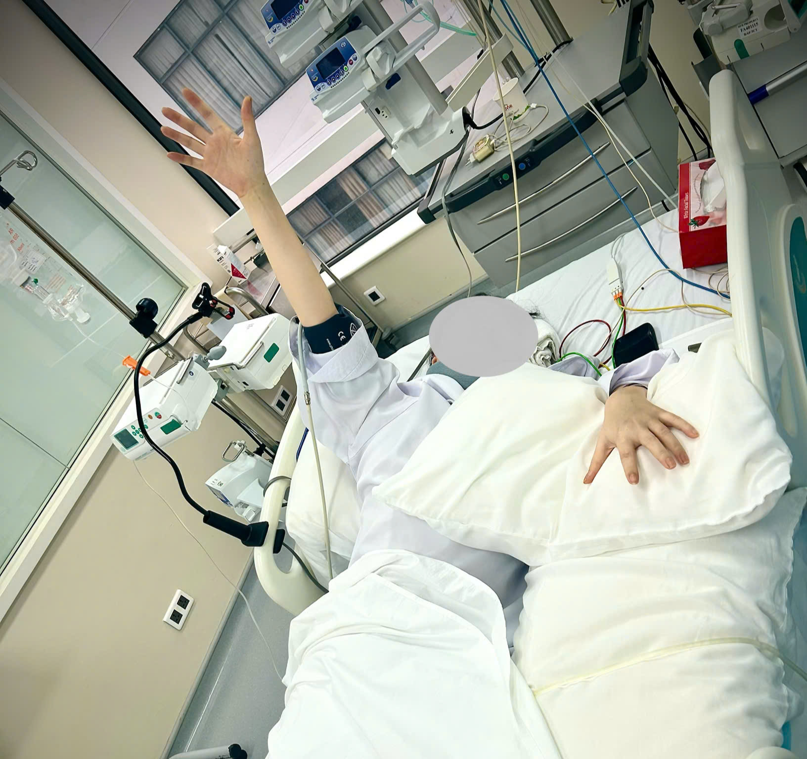 9 giờ cân não “tách trứng khỏi mạng nhện” cứu người phụ nữ trẻ liệt tứ chi - Ảnh 4.