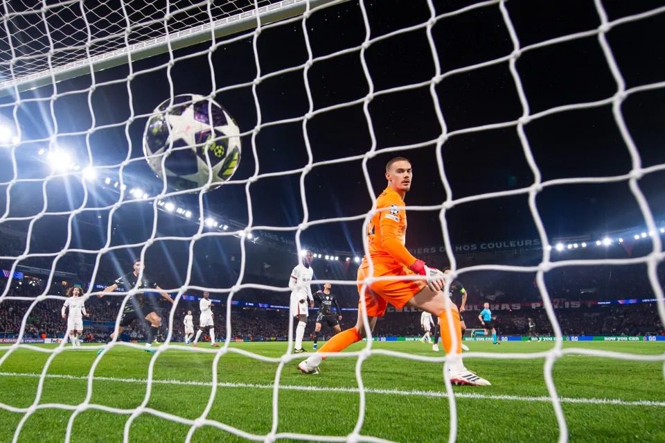 Thủ môn của các đội bóng Anh liên tục 'tấu hài' ở Champions League - Ảnh 3.