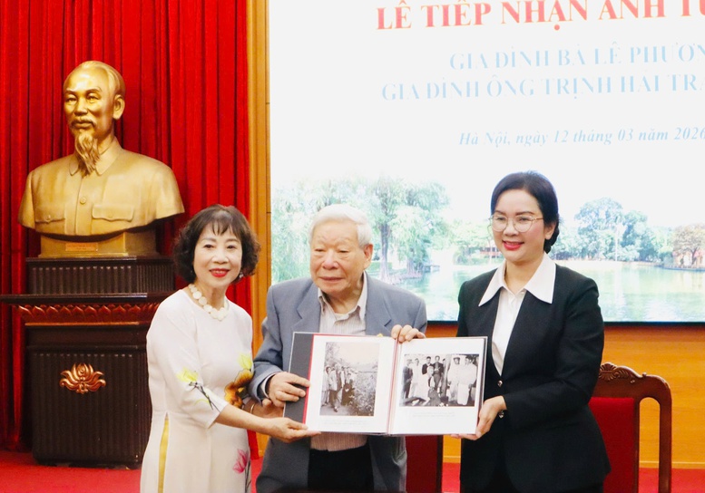 Tiếp nhận nhiều bức ảnh tư liệu quý về Chủ tịch Hồ Chí Minh - Ảnh 2.