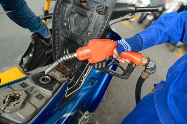 Hà Nội đã xử lý trường hợp bán xăng dầu nhỏ giọt - Ảnh 1.