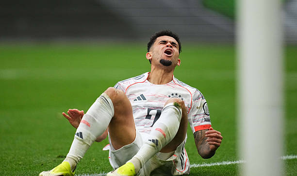 Luis Diaz nhận thẻ vàng thứ hai vì lỗi ăn vạ và bị truất quyền thi đấu