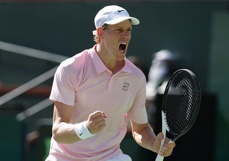 Sinner thắng trận thứ 6 liên tiếp trước Zverev để lần đầu vào chung kết Indian Wells - Ảnh 1. Sinner thắng trận thứ 6 liên tiếp trước Zverev để lần đầu vào chung kết Indian Wells - Ảnh 1.