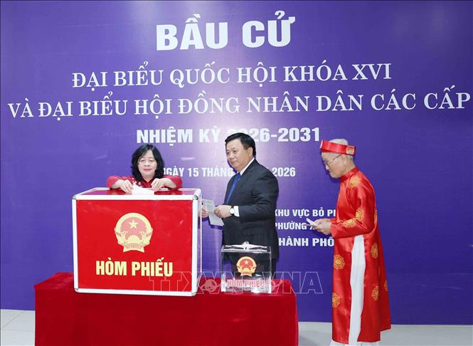 Lãnh đạo Đảng, Nhà nước, MTTQ Việt Nam bỏ phiếu tại các điểm bầu cử ở Hà Nội - Ảnh 1.