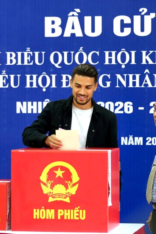 Cầu thủ nhập tịch Đỗ Hoàng Hên đi bầu cử - Ảnh 1. Cầu thủ nhập tịch Đỗ Hoàng Hên đi bầu cử - Ảnh 1.