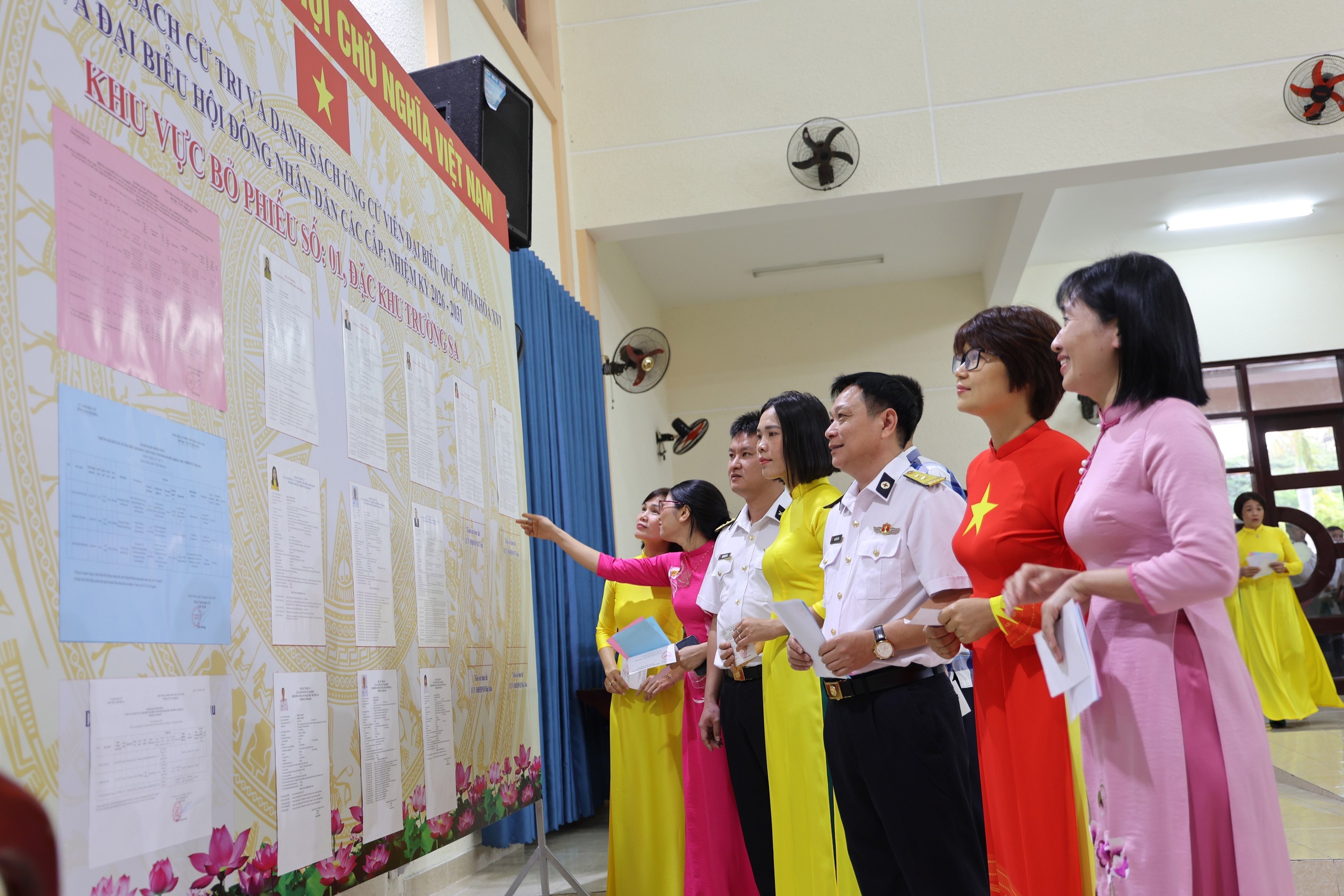 CẬP NHẬT: 16 giờ chiều 15/3, hơn 93% cử tri đã đi bầu cử
- Ảnh 1. CẬP NHẬT: 16 giờ chiều 15/3, hơn 93% cử tri đã đi bầu cử
- Ảnh 1.