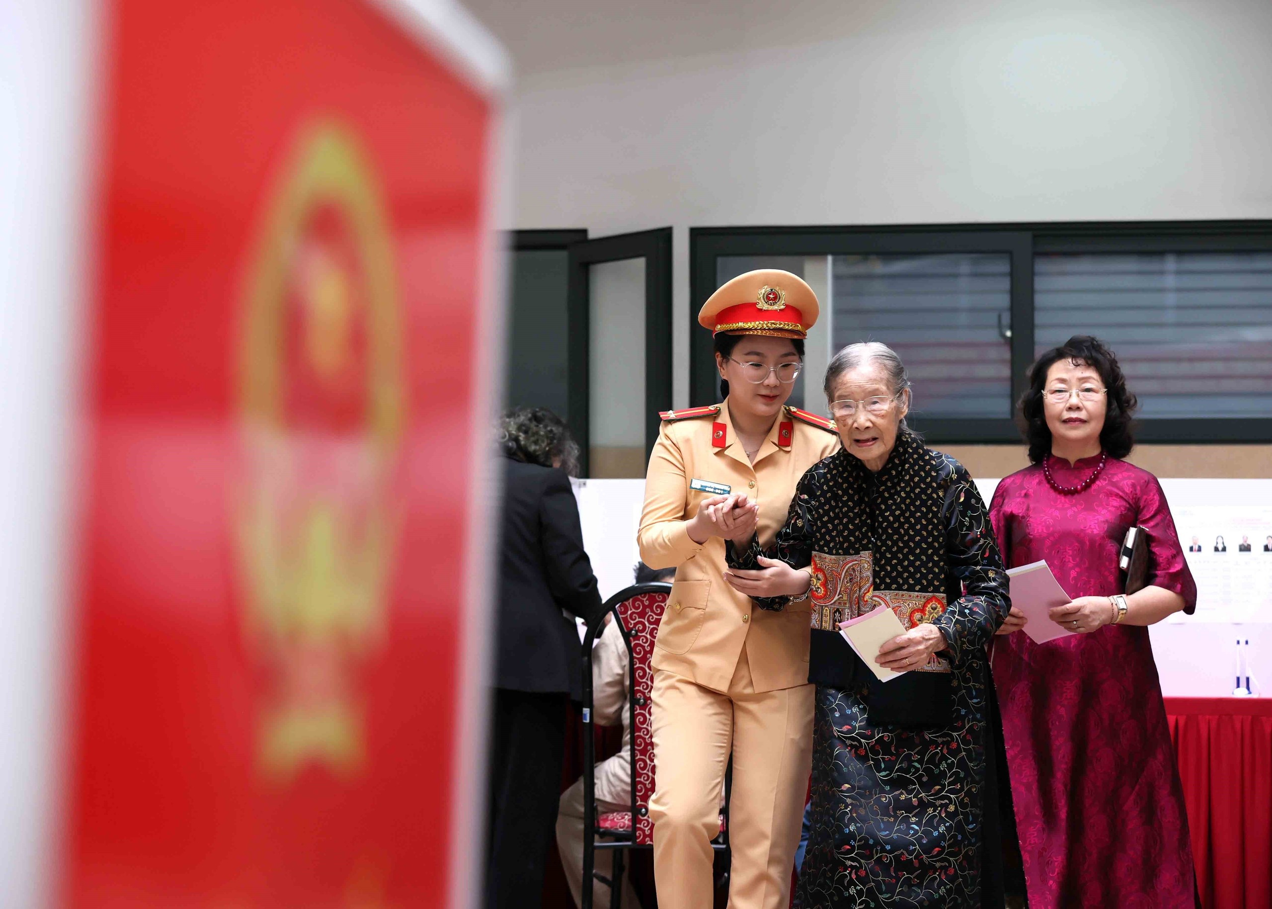 CẬP NHẬT: Những cử tri hơn 100 tuổi phấn khởi thực hiện quyền bầu cử - Ảnh 3.