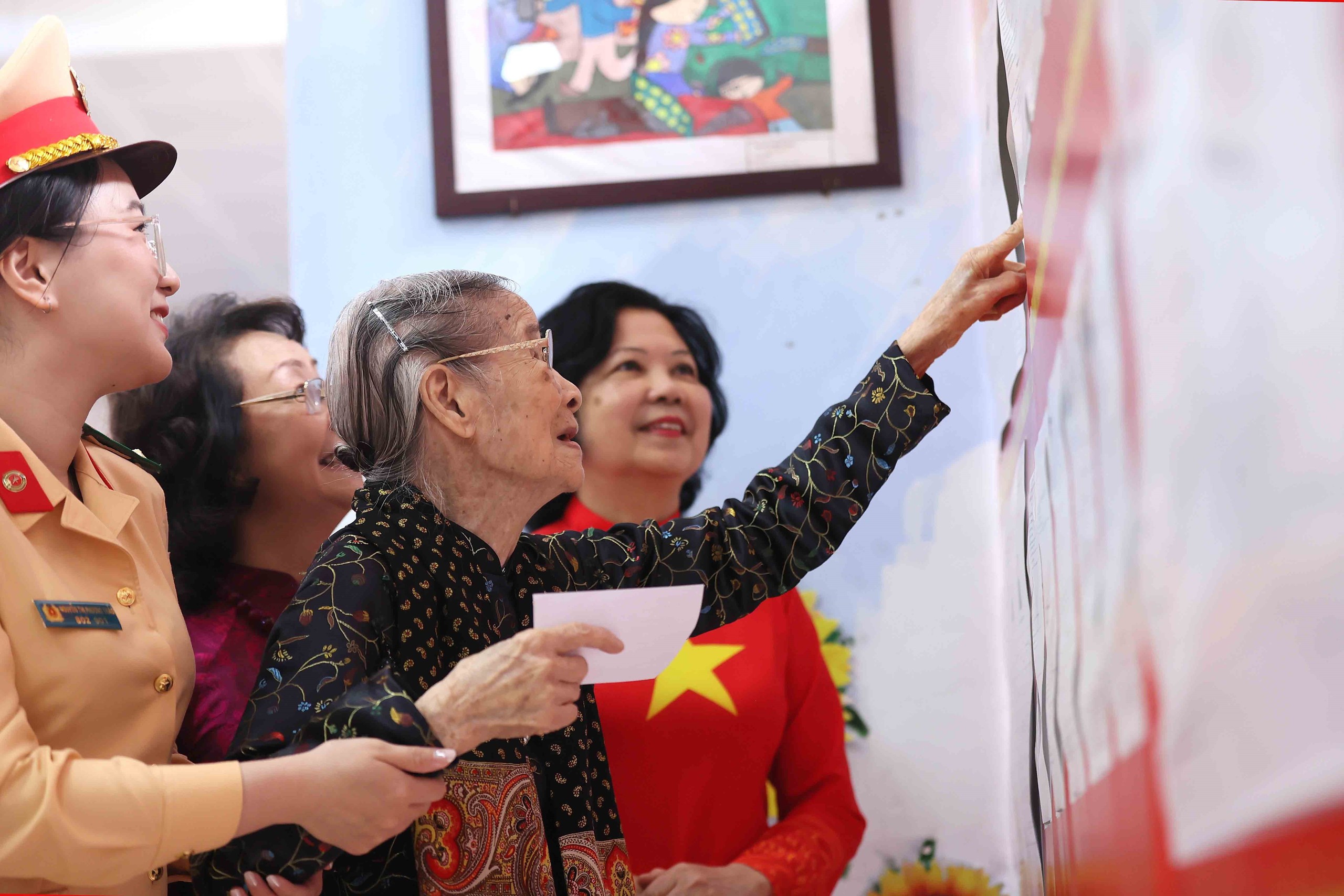 CẬP NHẬT: Những cử tri hơn 100 tuổi phấn khởi thực hiện quyền bầu cử - Ảnh 4.