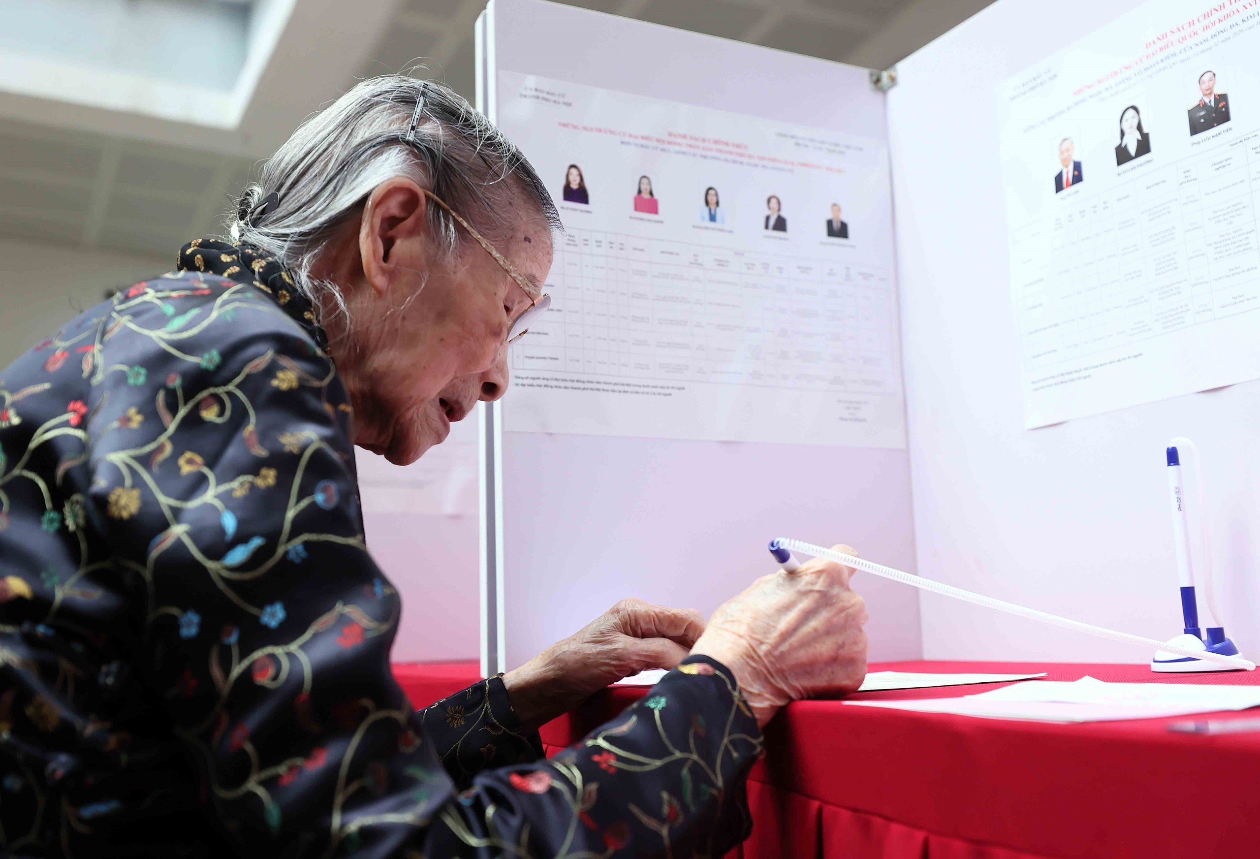 CẬP NHẬT: Những cử tri hơn 100 tuổi phấn khởi thực hiện quyền bầu cử - Ảnh 5.