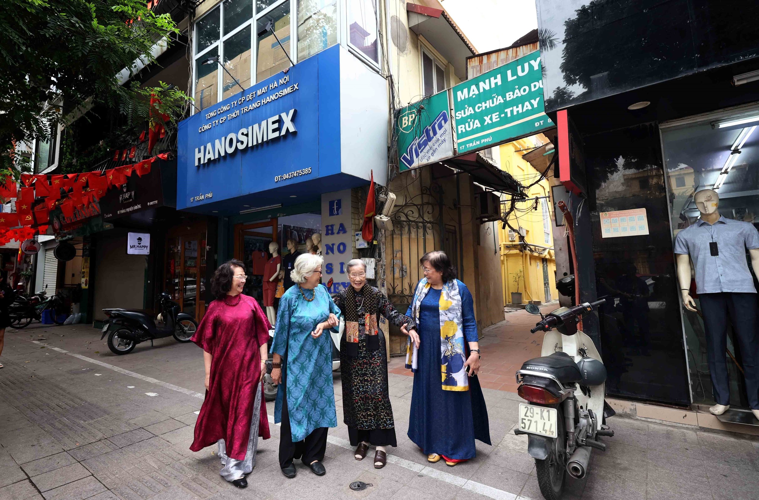 CẬP NHẬT: Những cử tri hơn 100 tuổi phấn khởi thực hiện quyền bầu cử - Ảnh 2.