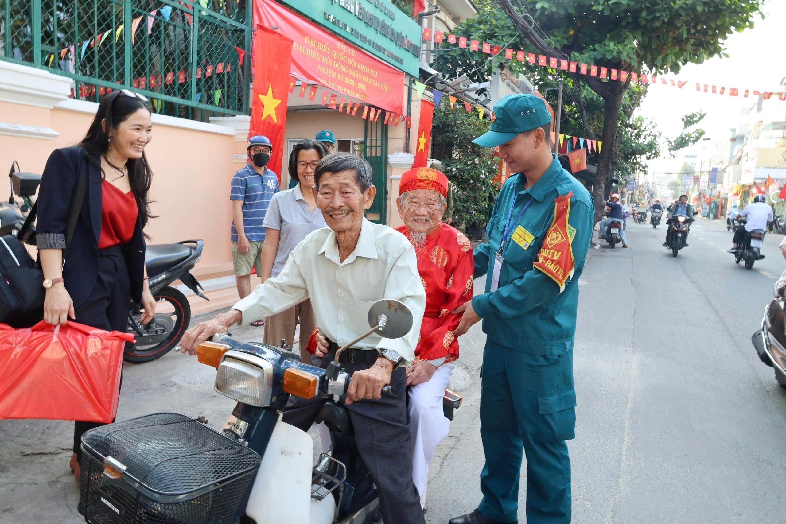 CẬP NHẬT: Cử tri 106 tuổi tại TP. Hồ Chí Minh đi bầu cử - Ảnh 2.
