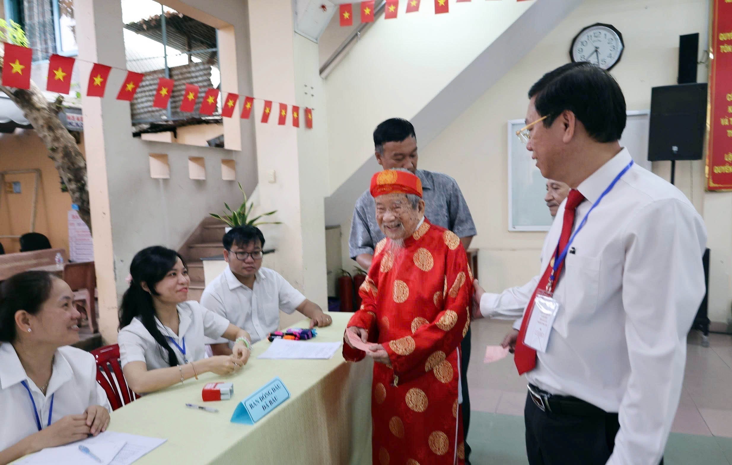 CẬP NHẬT: Cử tri 106 tuổi tại TP. Hồ Chí Minh đi bầu cử - Ảnh 3.