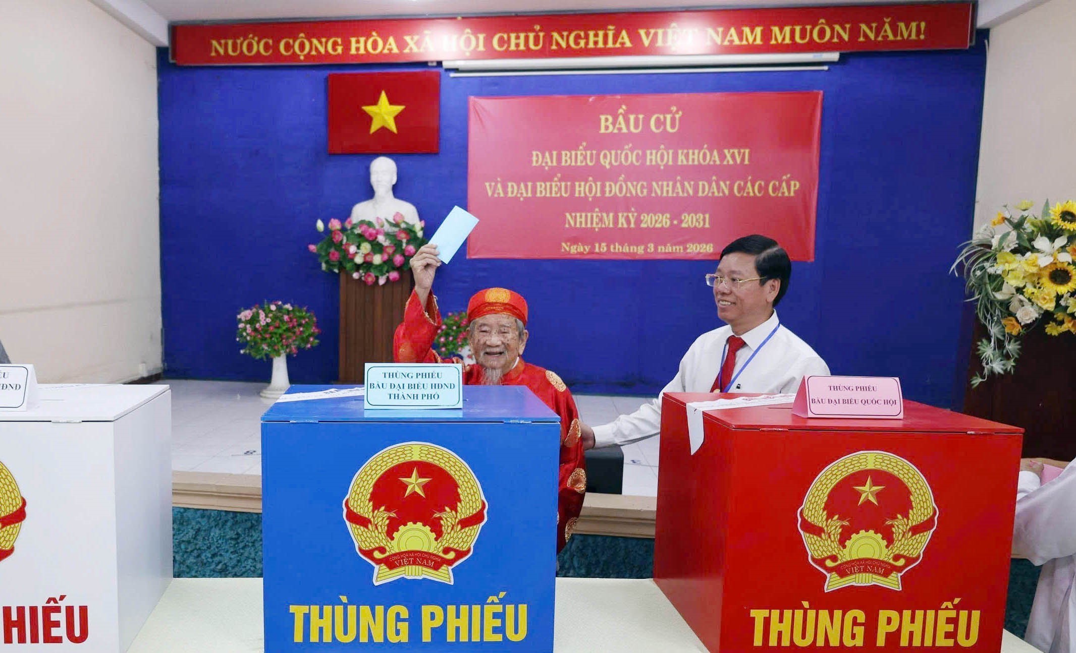 CẬP NHẬT: Cử tri 106 tuổi tại TP. Hồ Chí Minh đi bầu cử - Ảnh 4.