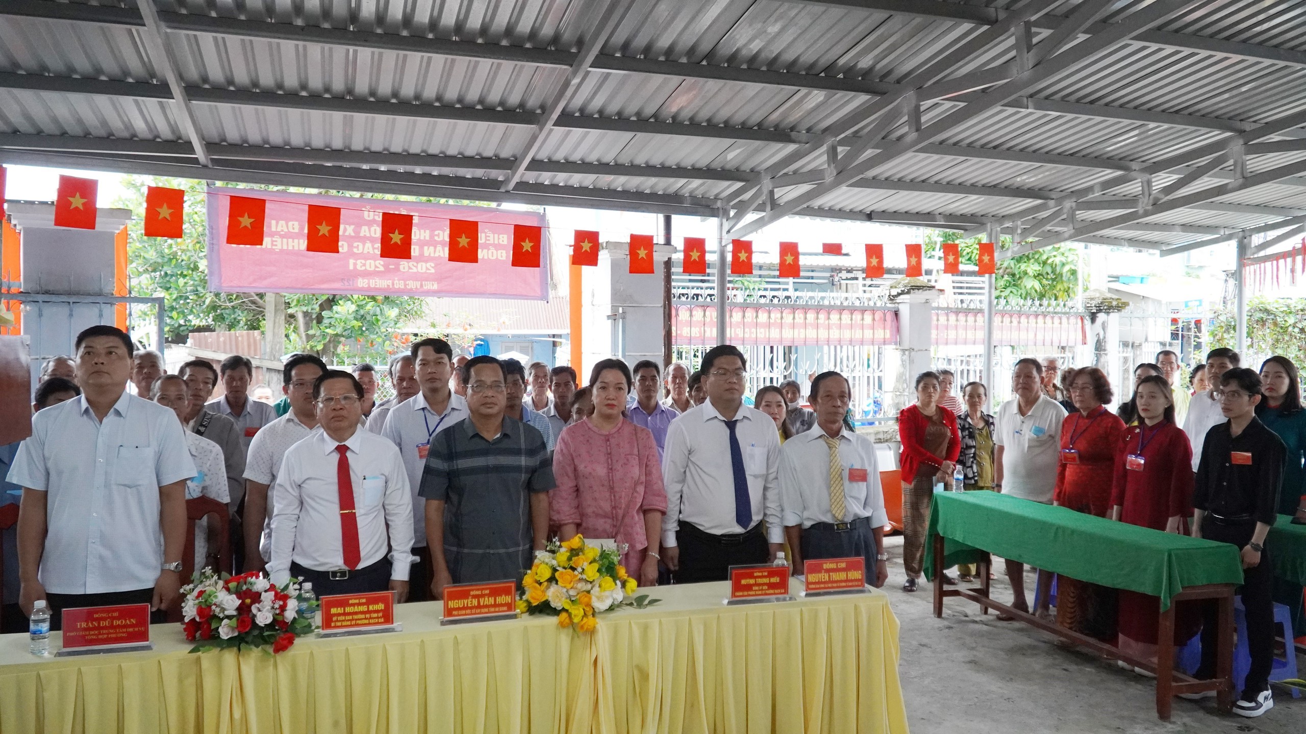 CẬP NHẬT: Cử tri 102 tuổi phấn khởi thực hiện quyền bầu cử - Ảnh 12.