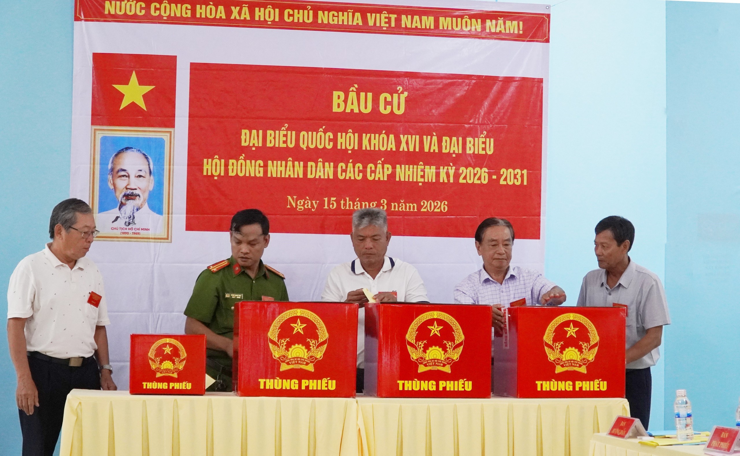 CẬP NHẬT: Cử tri 102 tuổi phấn khởi thực hiện quyền bầu cử - Ảnh 13.