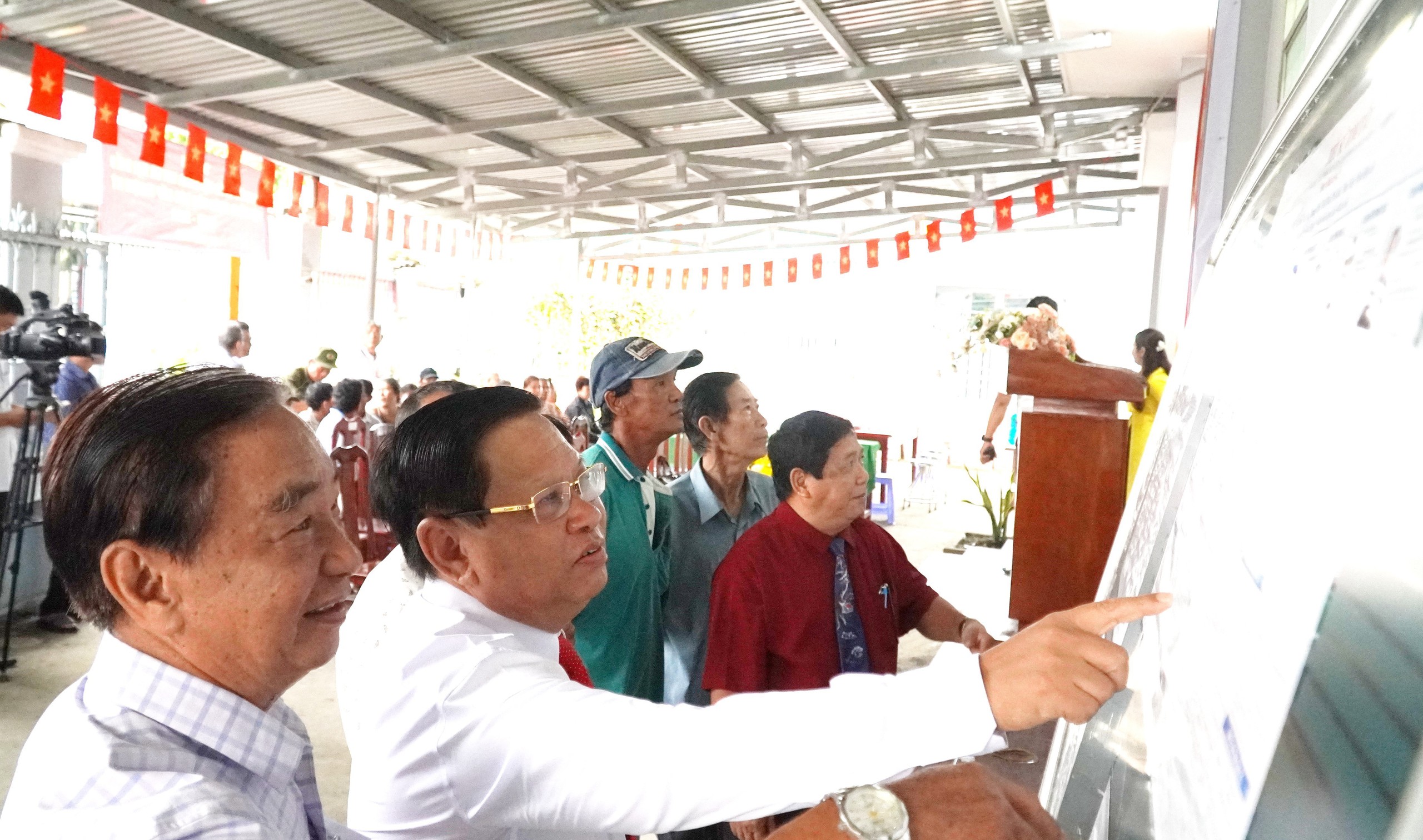 CẬP NHẬT: Cử tri 102 tuổi phấn khởi thực hiện quyền bầu cử - Ảnh 11.