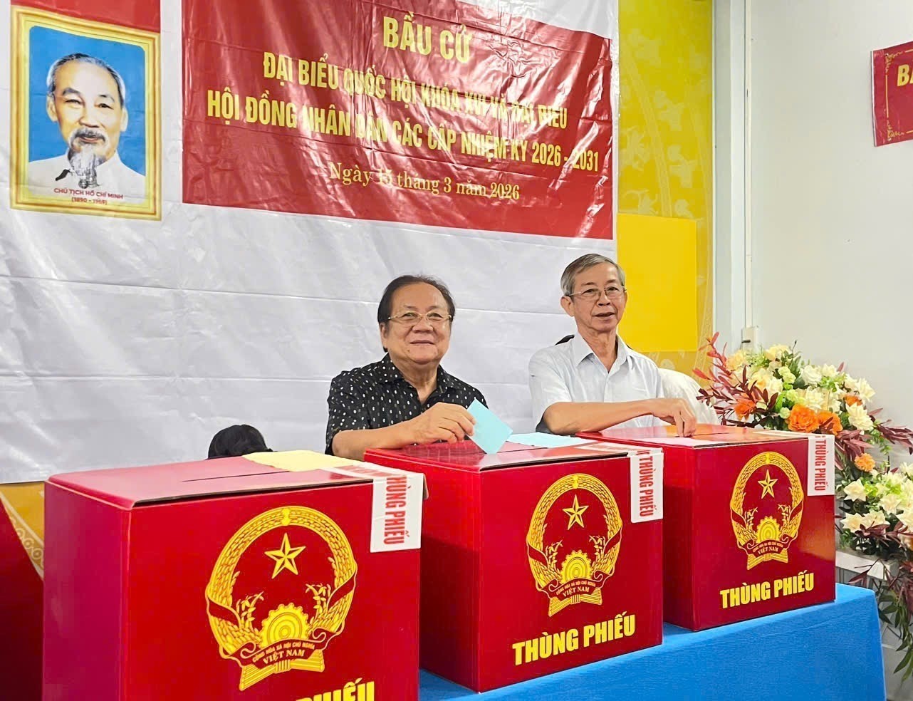 CẬP NHẬT: Cử tri 102 tuổi phấn khởi thực hiện quyền bầu cử - Ảnh 14.